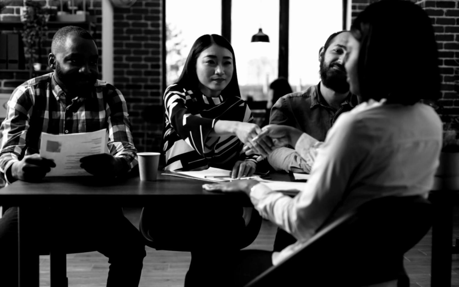 Professionelle Finanzanalystin bei der Arbeit mit Marktdaten